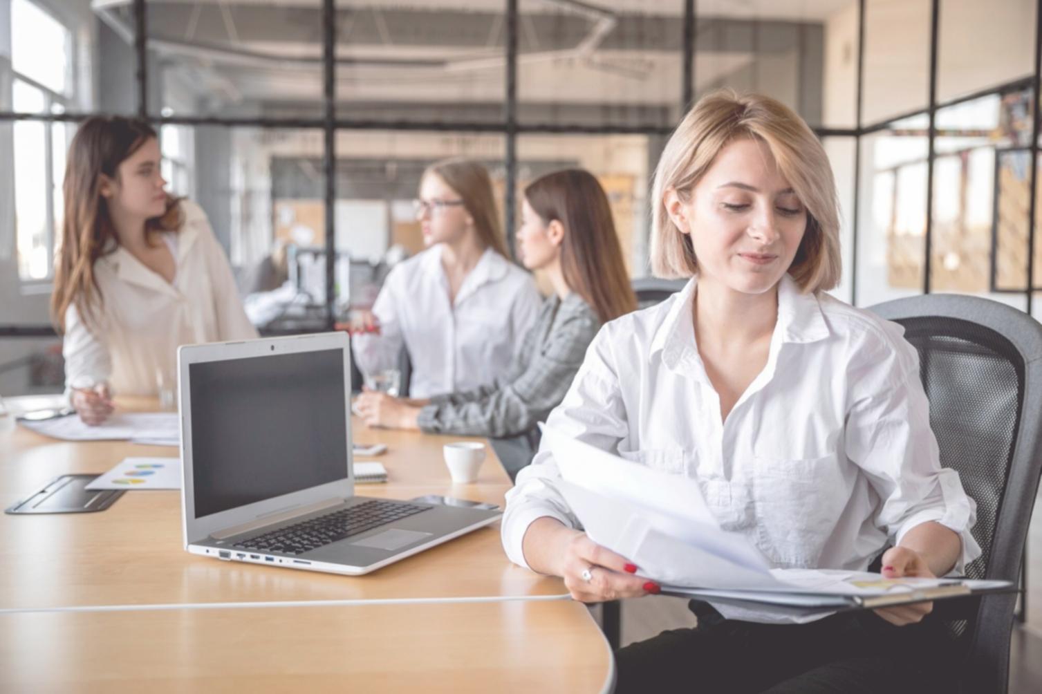 Studierende arbeiten gemeinsam an einer Finanzanalyse